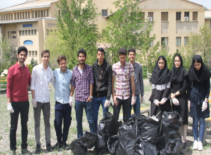 پاکسازی محیط دانشگاه از زباله توسط دانشجویان